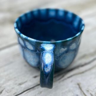 Capuchino beker met blauw/teal frozen pond glazuur
