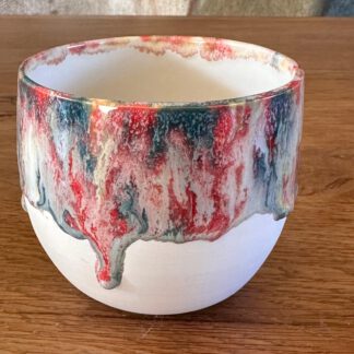 Witte beker met kleurenpallet rood, blauw, groen, wit